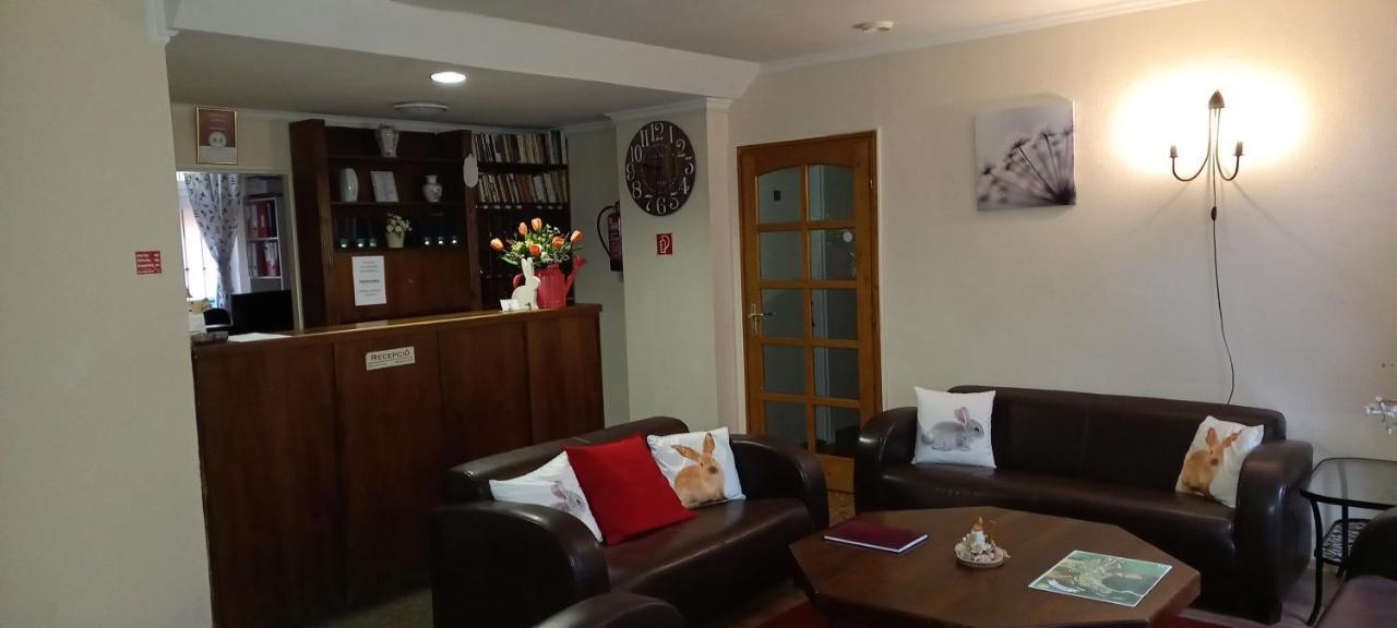נושבאי Hotel Sikfokut מראה חיצוני תמונה